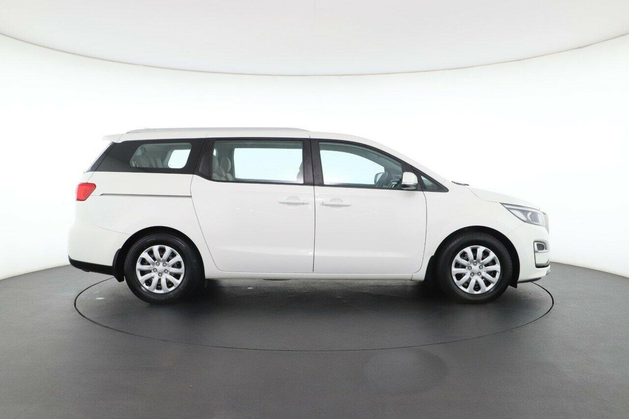 Kia Carnival image 2