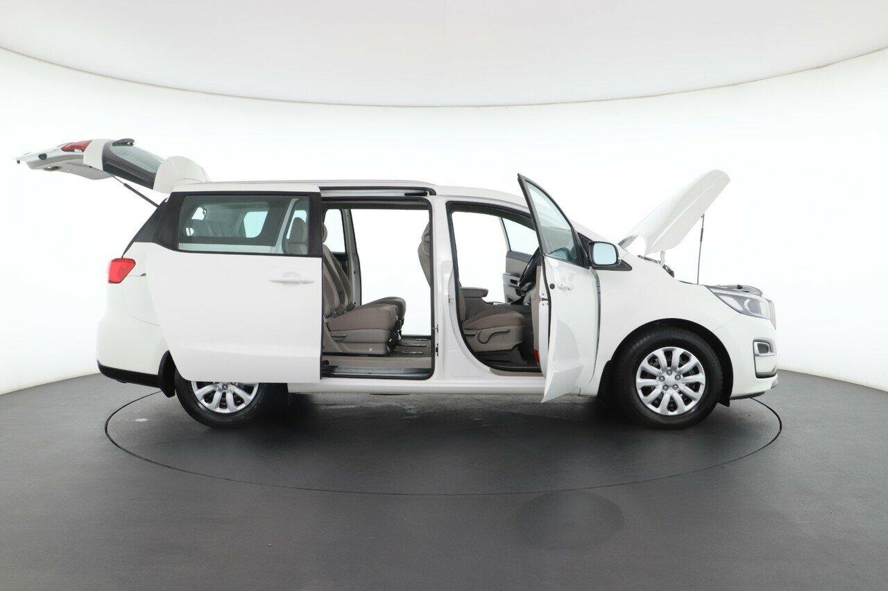 Kia Carnival image 3