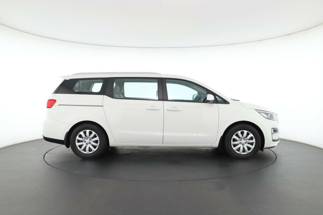 Kia Carnival image 2