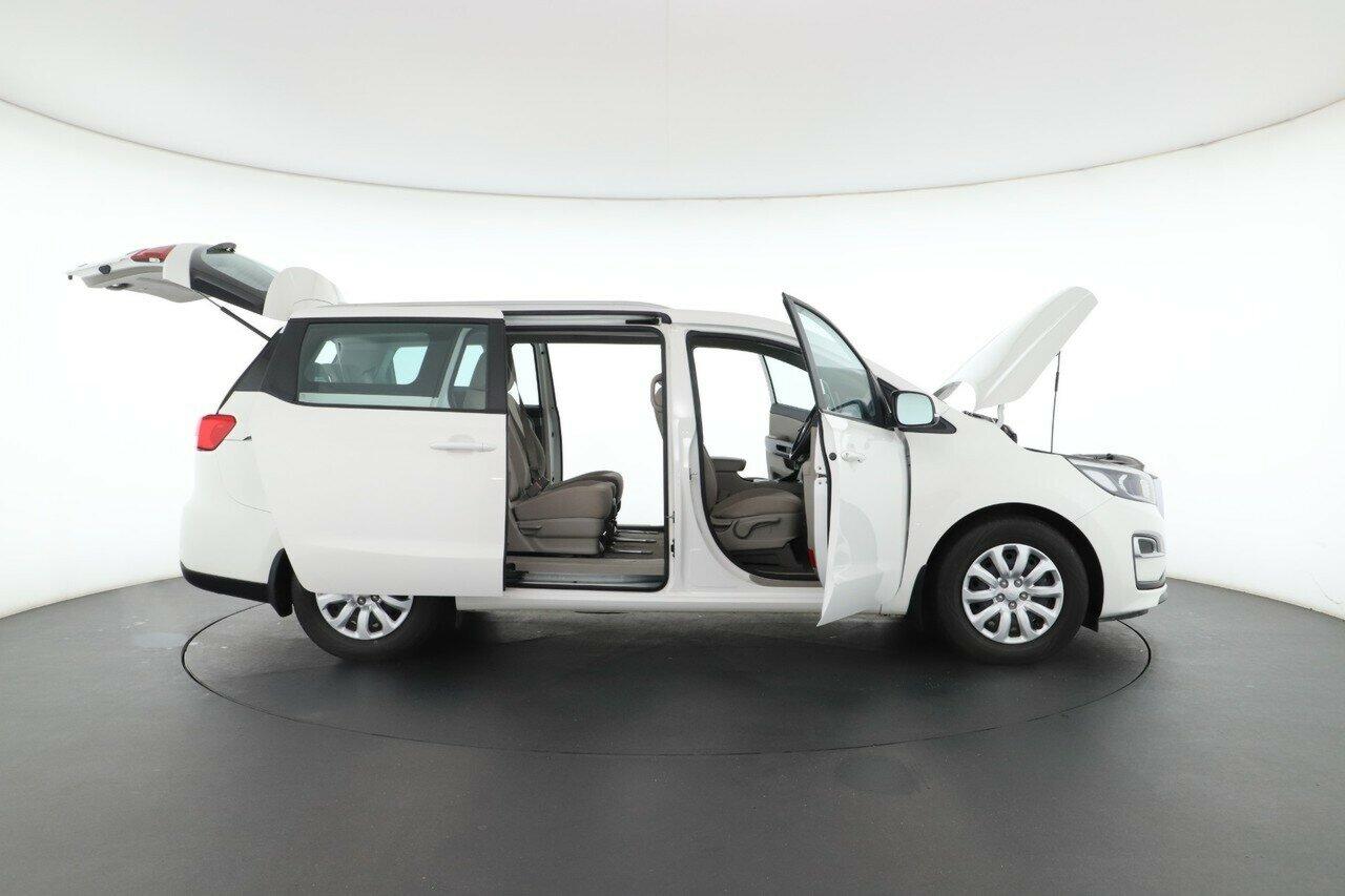 Kia Carnival image 3