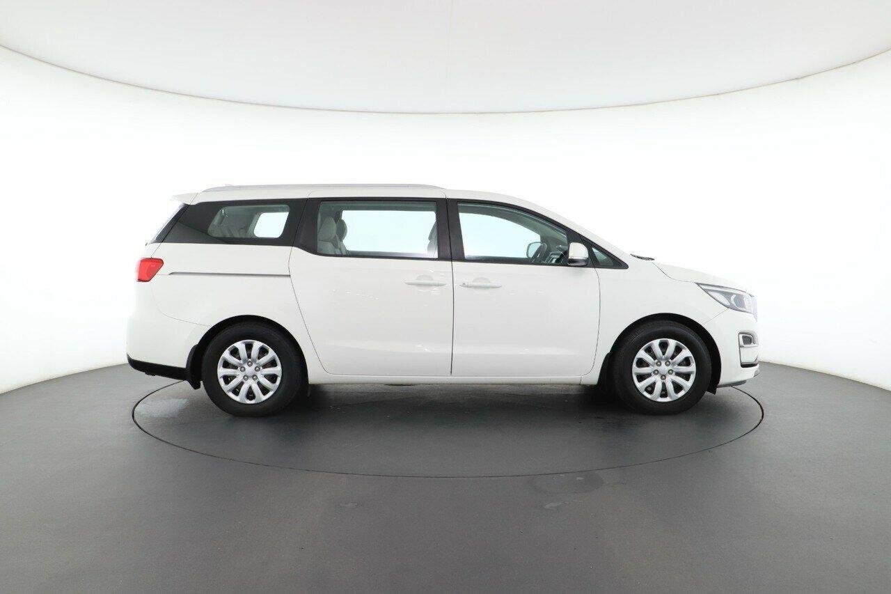 Kia Carnival image 2