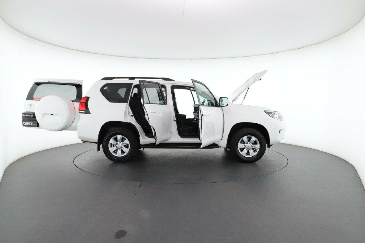 Toyota Landcruiser Prado image 2