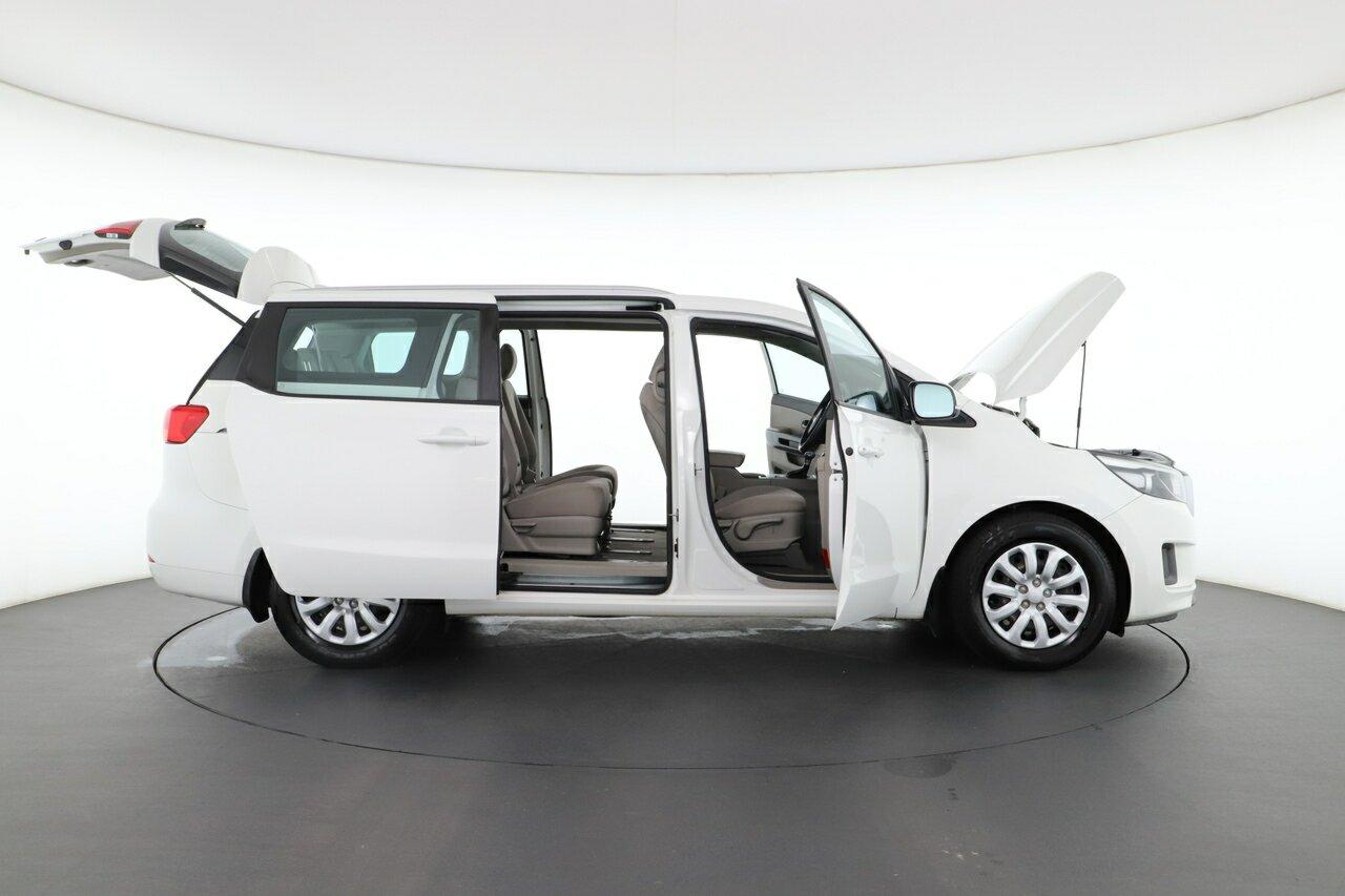 Kia Carnival image 2