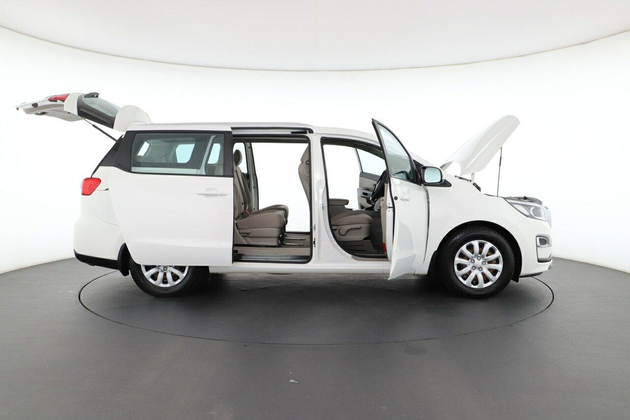 Kia Carnival image 2