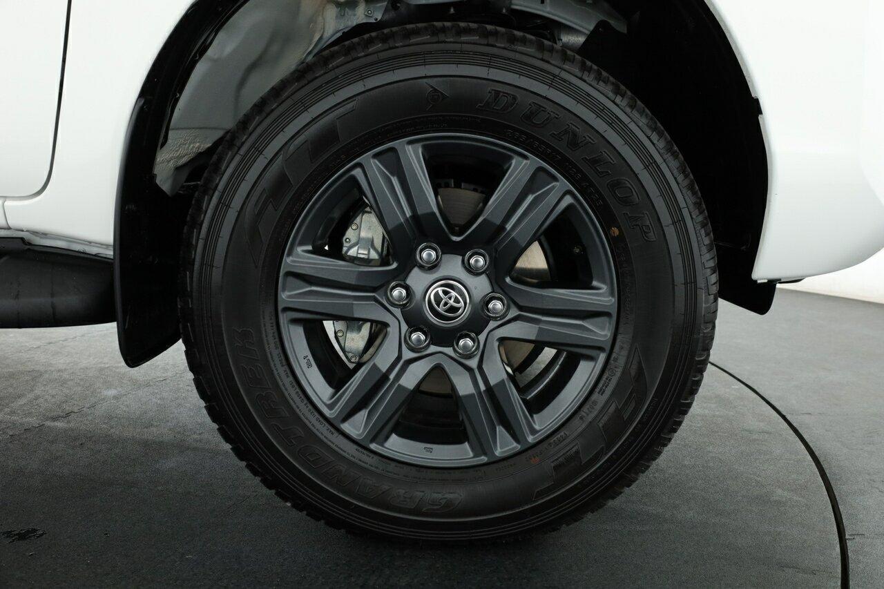 Toyota Hilux image 4