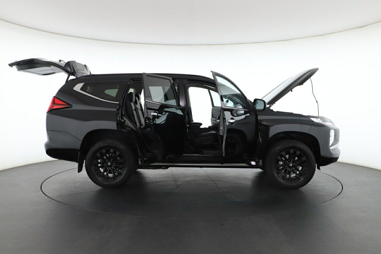 Mitsubishi Pajero Sport image 2