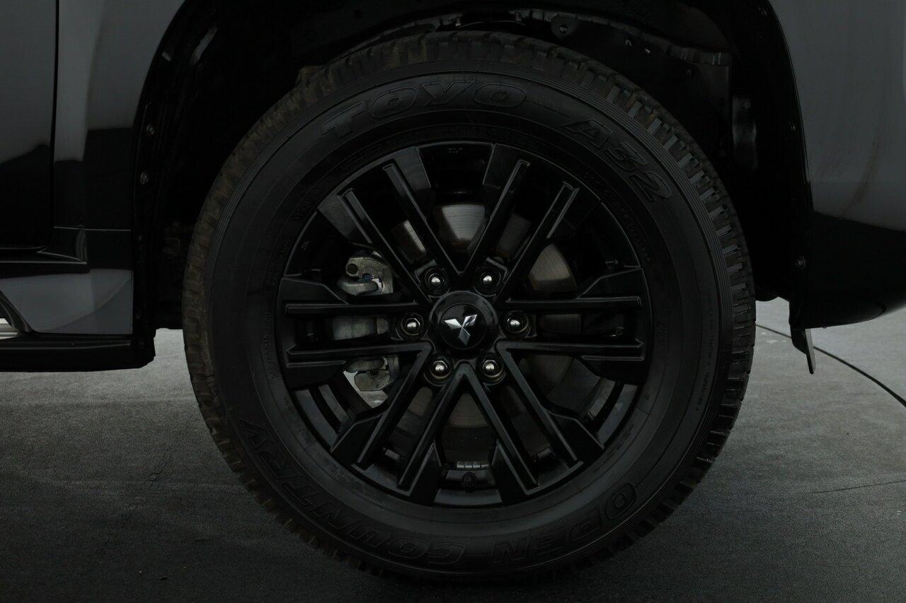 Mitsubishi Pajero Sport image 4