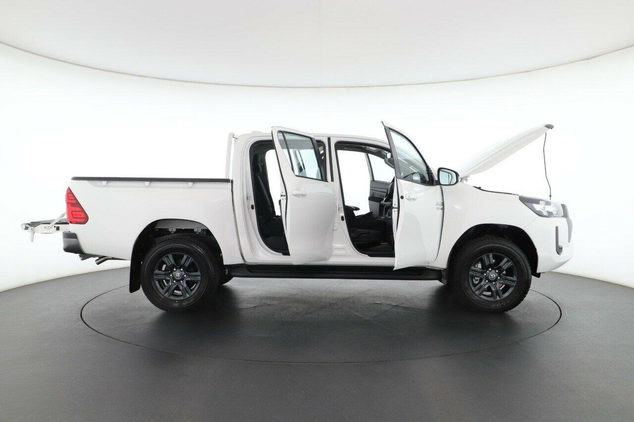 Toyota Hilux image 2