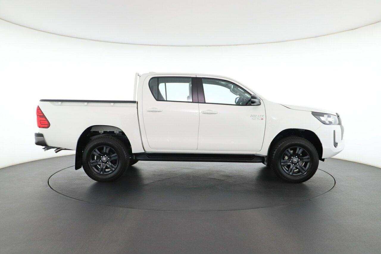 Toyota Hilux image 2