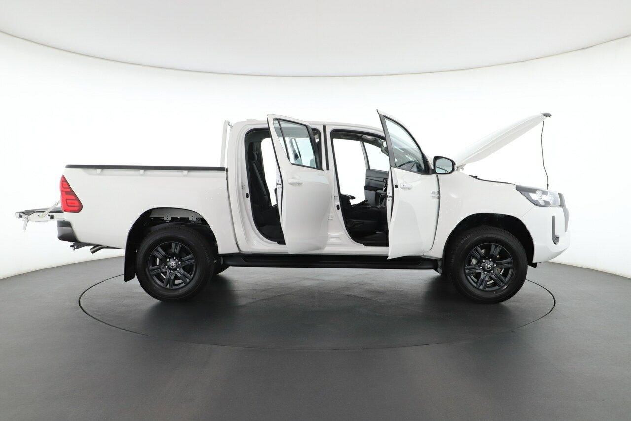 Toyota Hilux image 3
