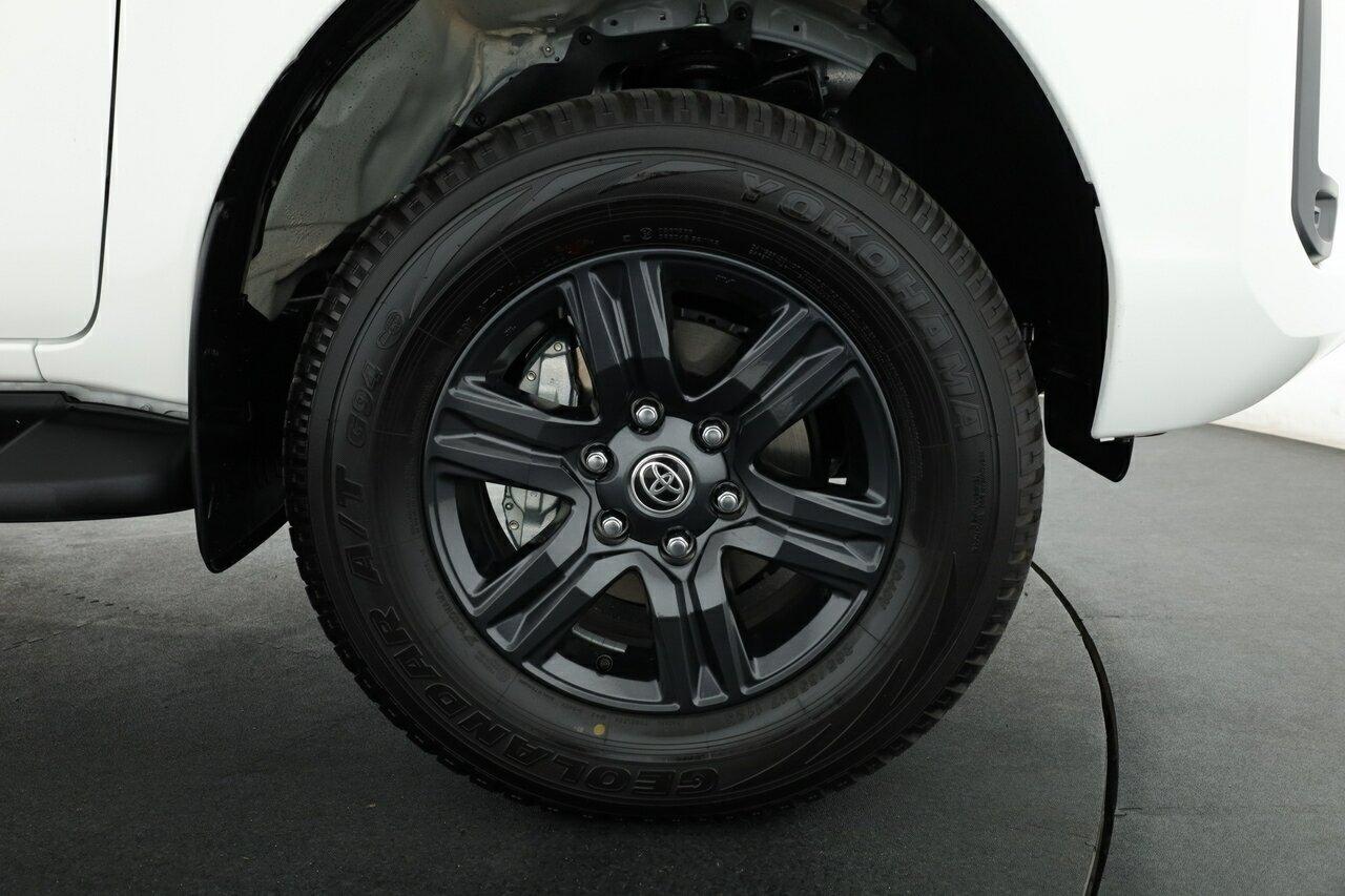 Toyota Hilux image 4