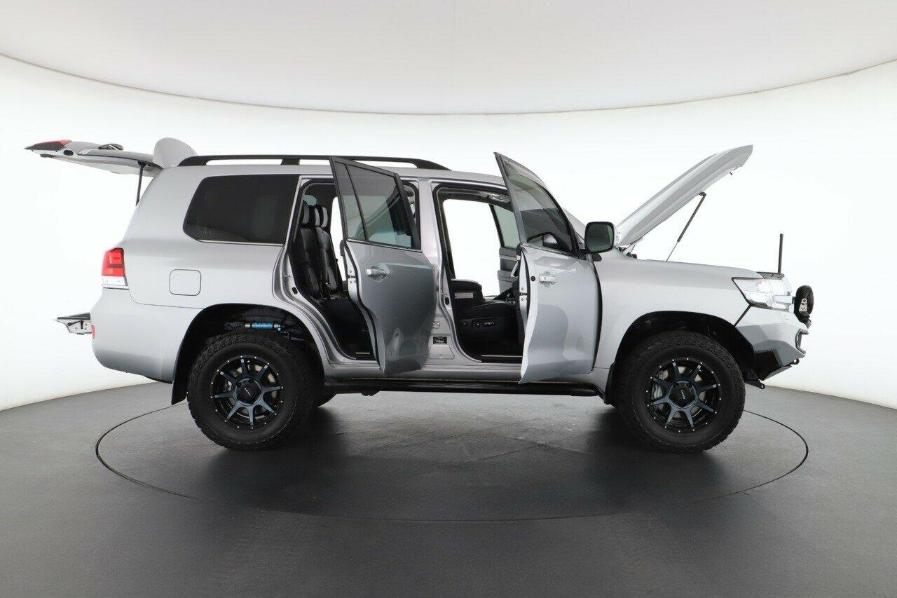 Toyota Landcruiser image 2