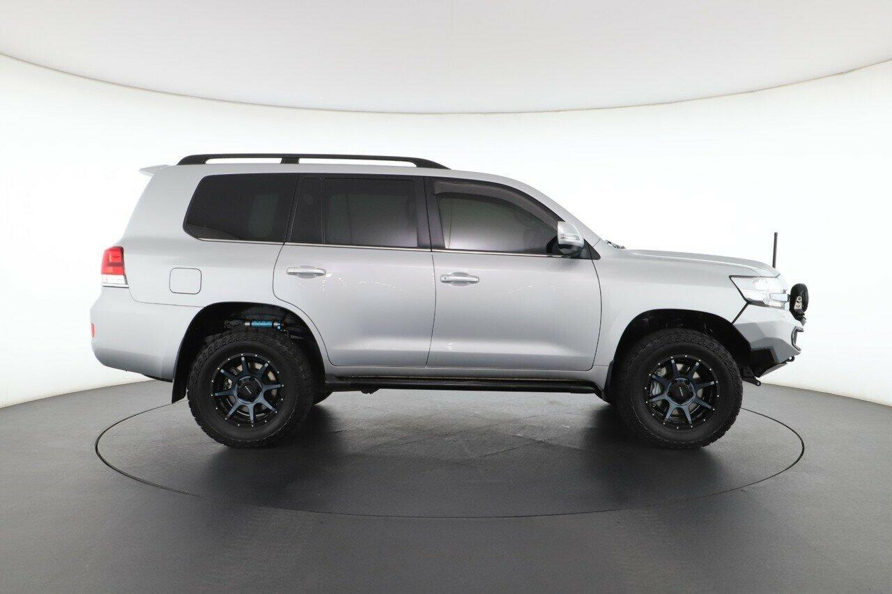 Toyota Landcruiser image 3