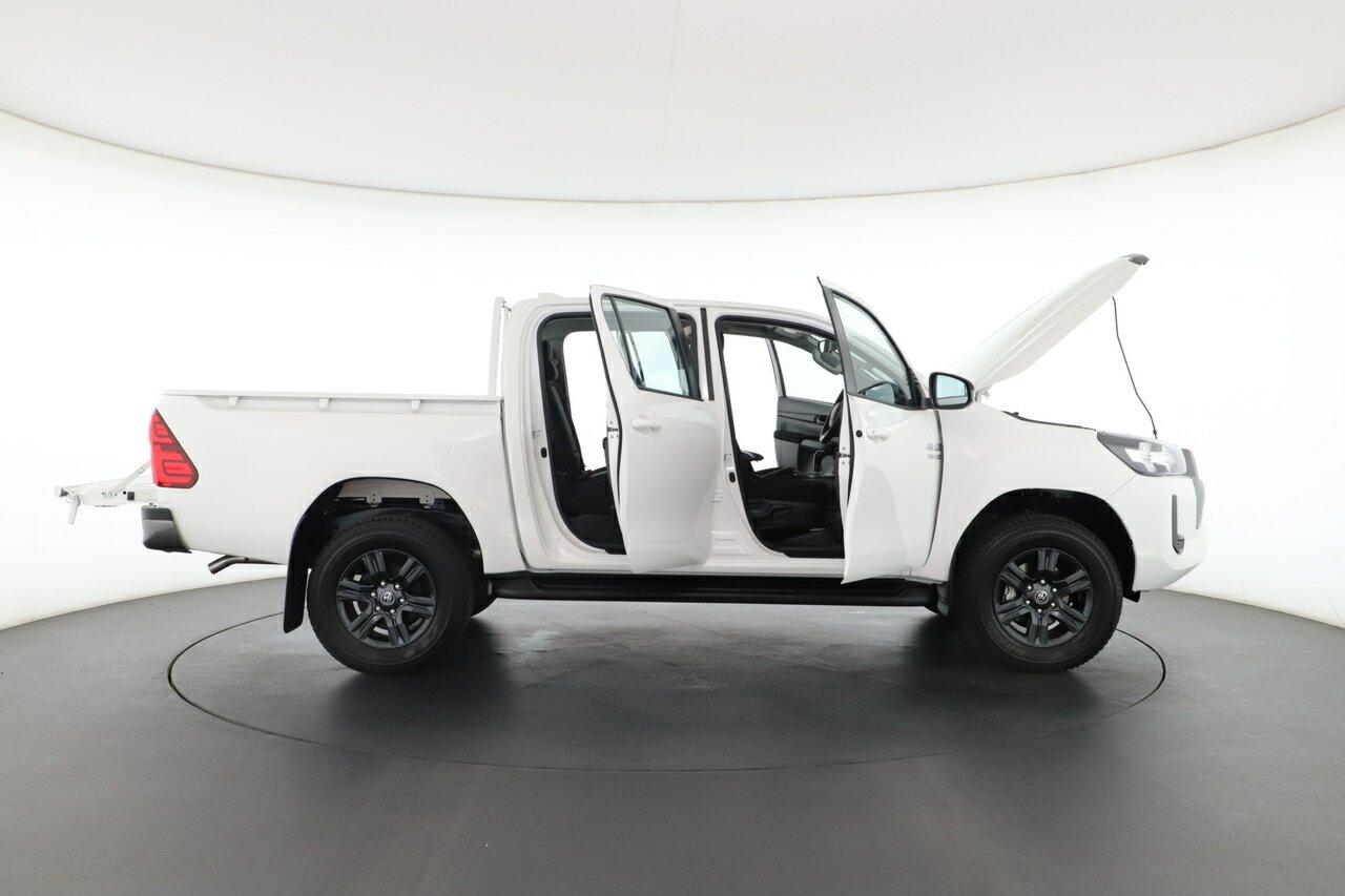 Toyota Hilux image 2