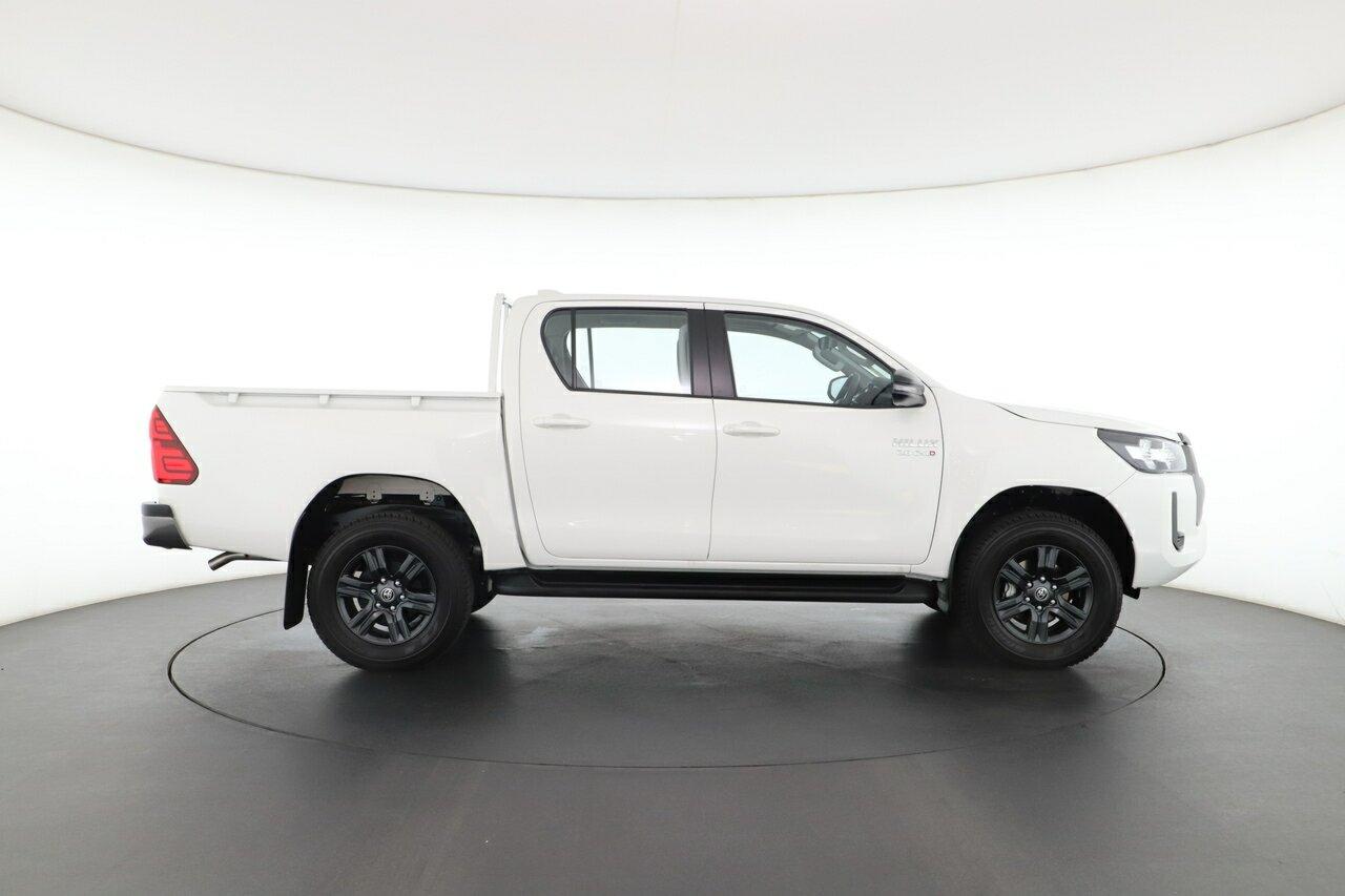 Toyota Hilux image 3