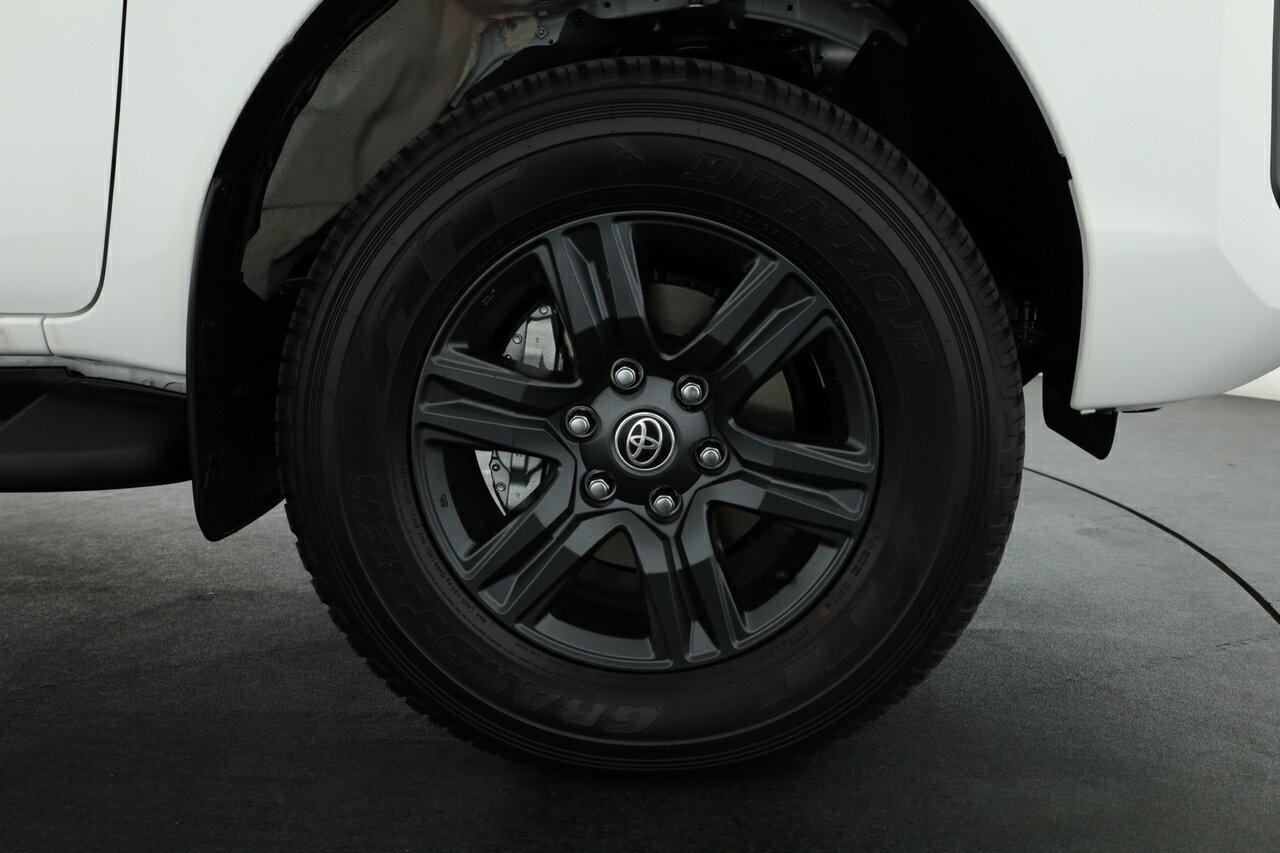 Toyota Hilux image 4