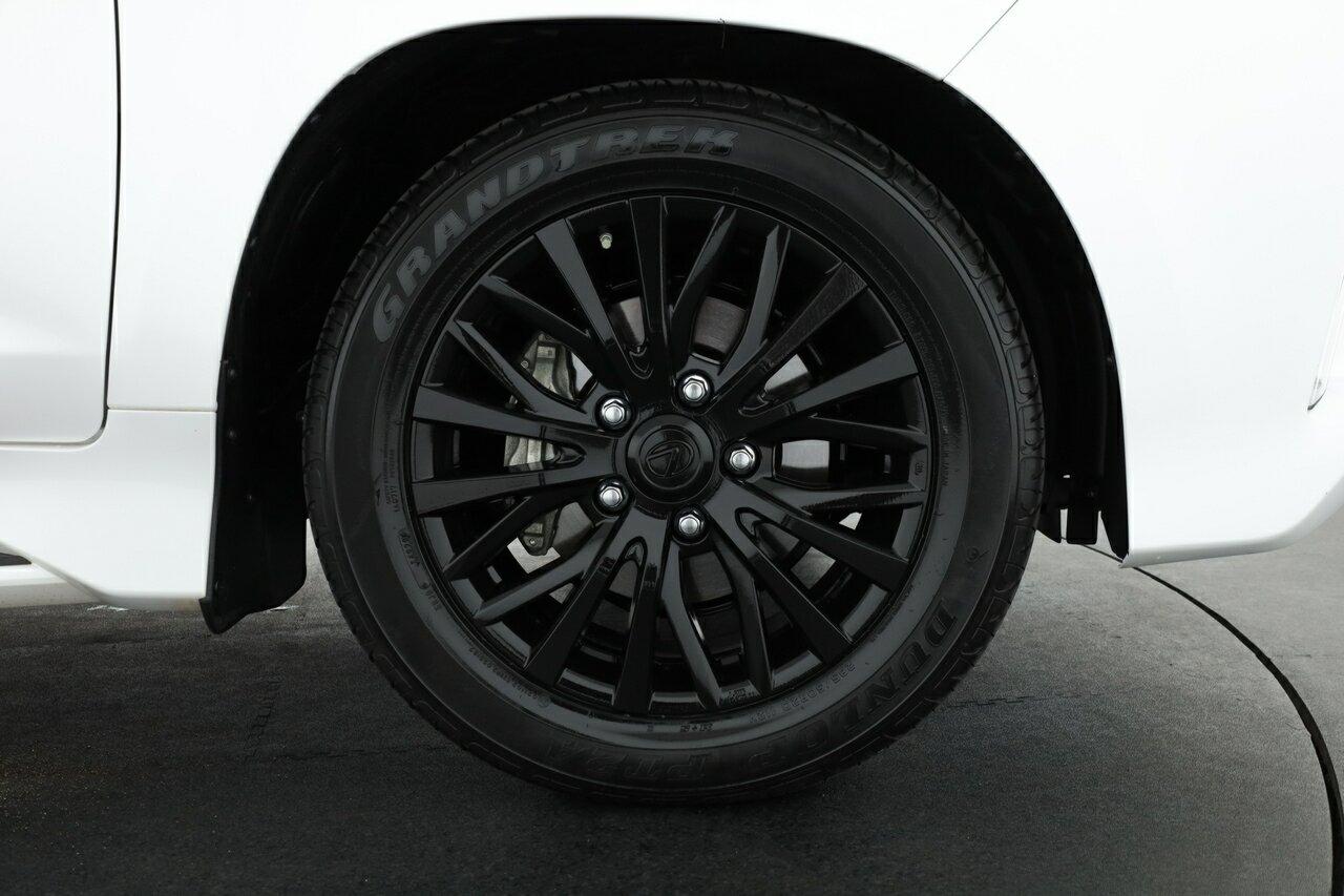 Lexus Lx image 4