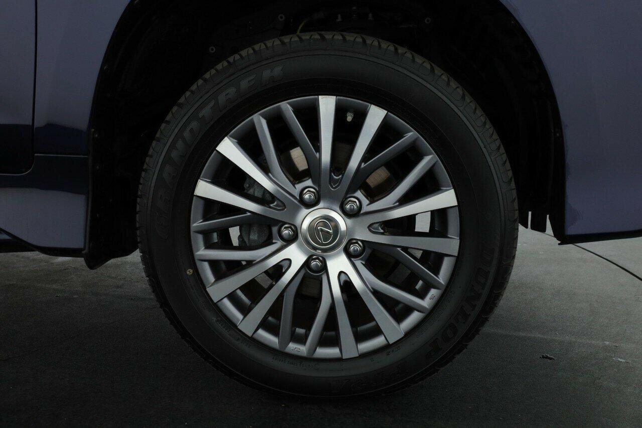 Lexus Lx image 4