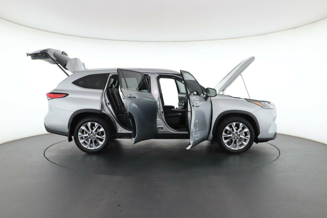 Toyota Kluger image 3
