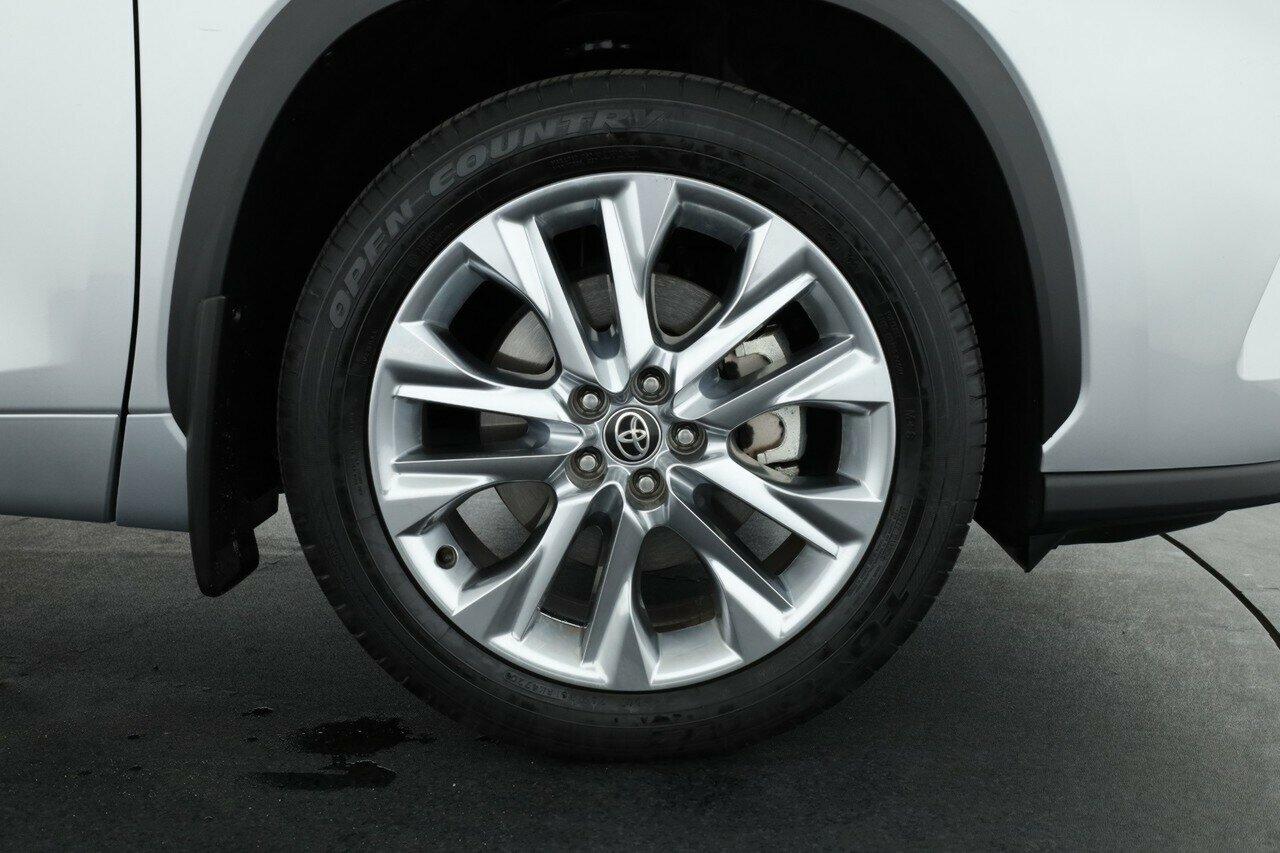 Toyota Kluger image 4
