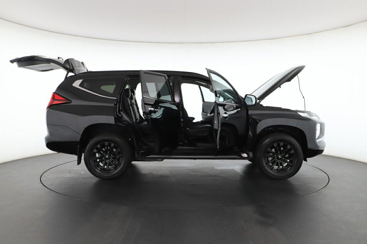Mitsubishi Pajero Sport image 2