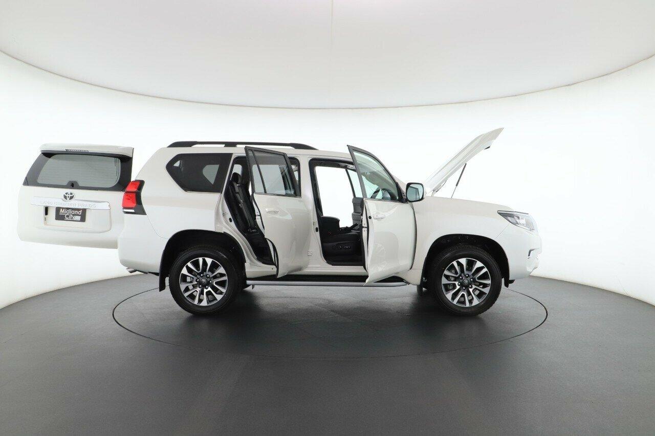 Toyota Landcruiser Prado image 2