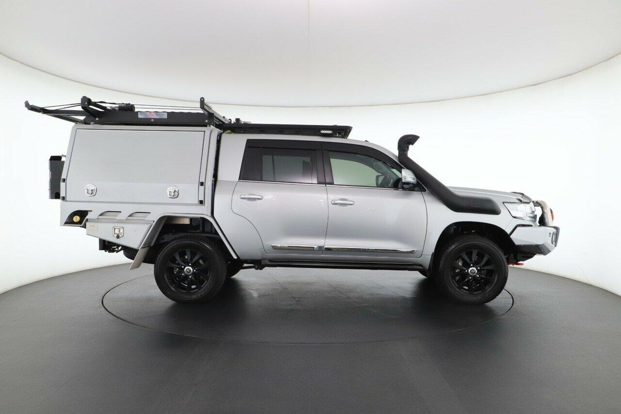 Toyota Landcruiser image 2