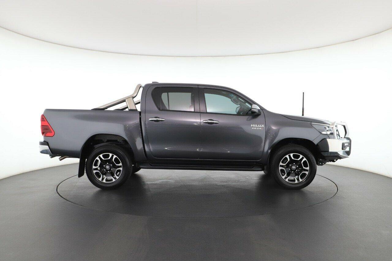 Toyota Hilux image 2