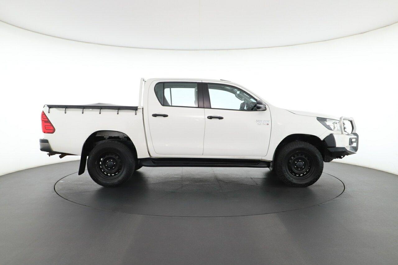 Toyota Hilux image 2