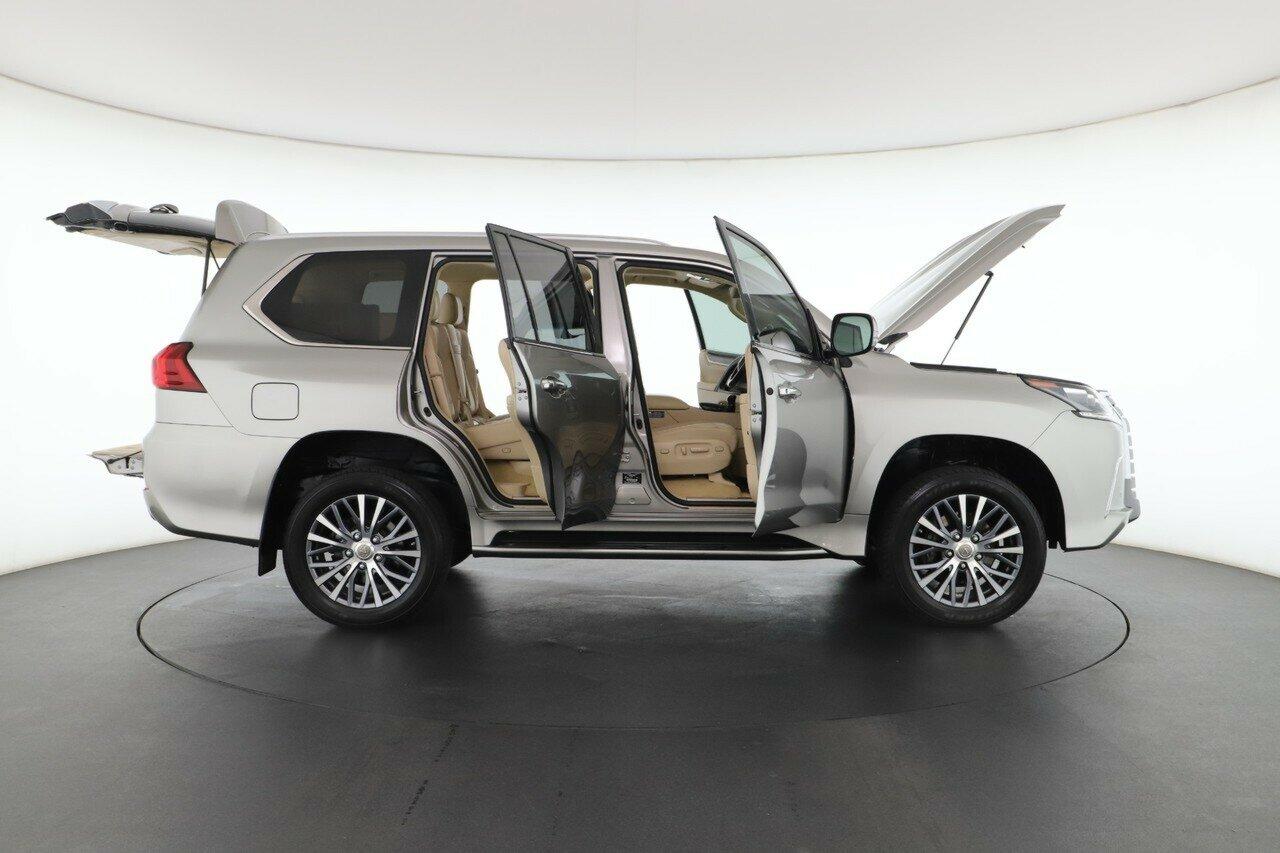 Lexus Lx image 2