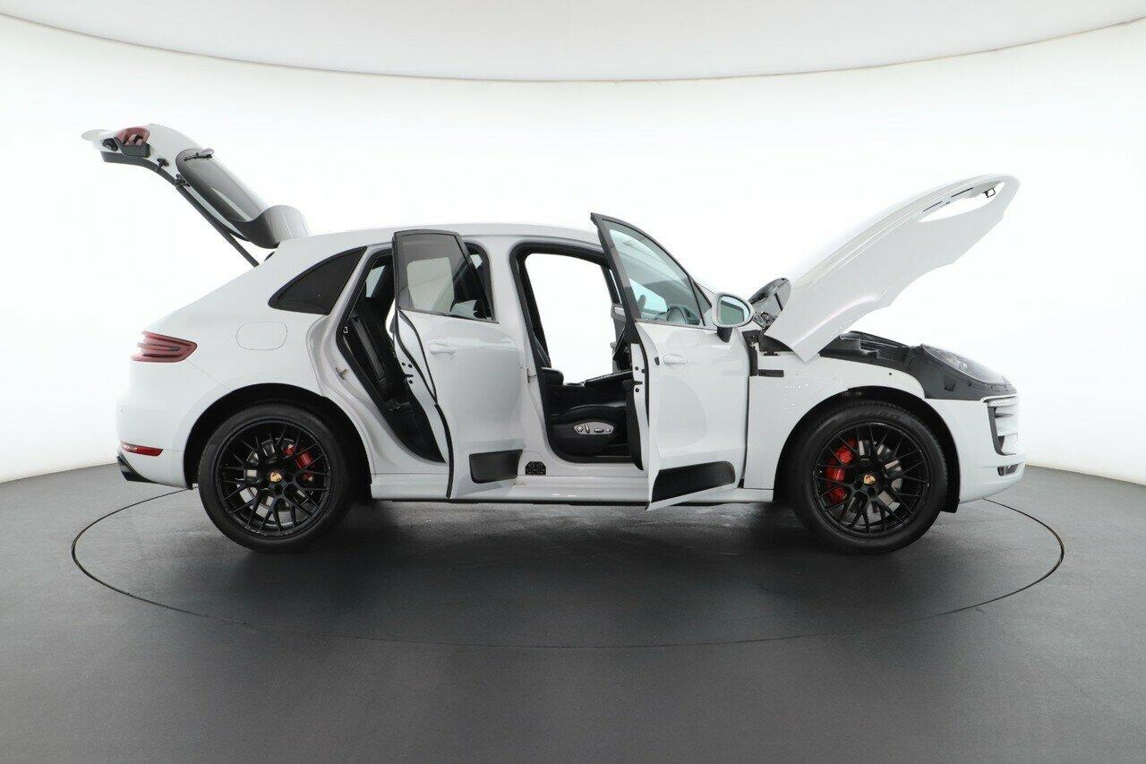 Porsche Macan image 2