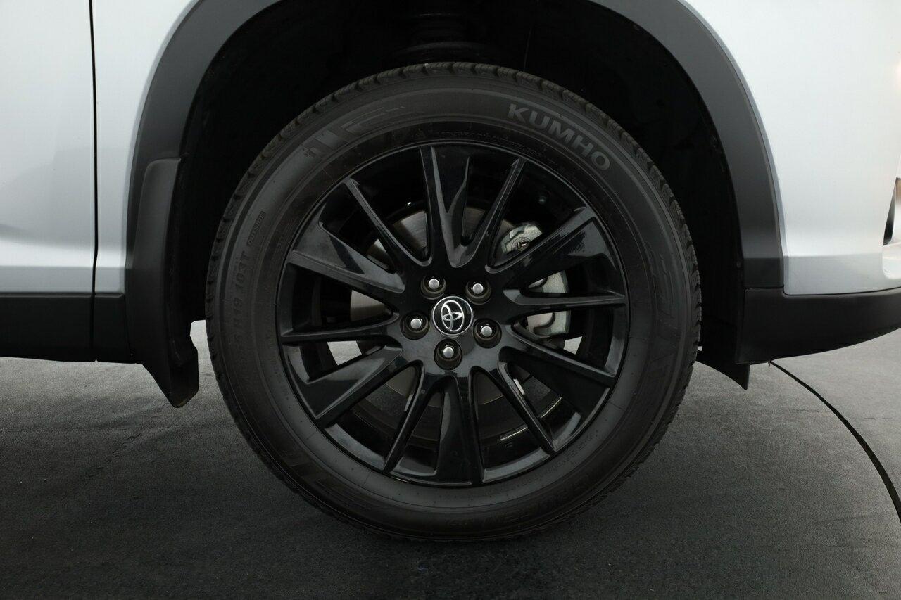 Toyota Kluger image 4