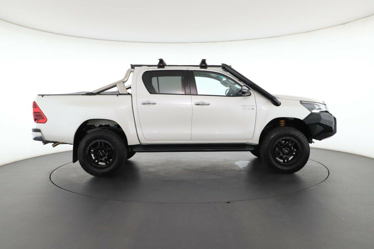 Toyota Hilux image 2