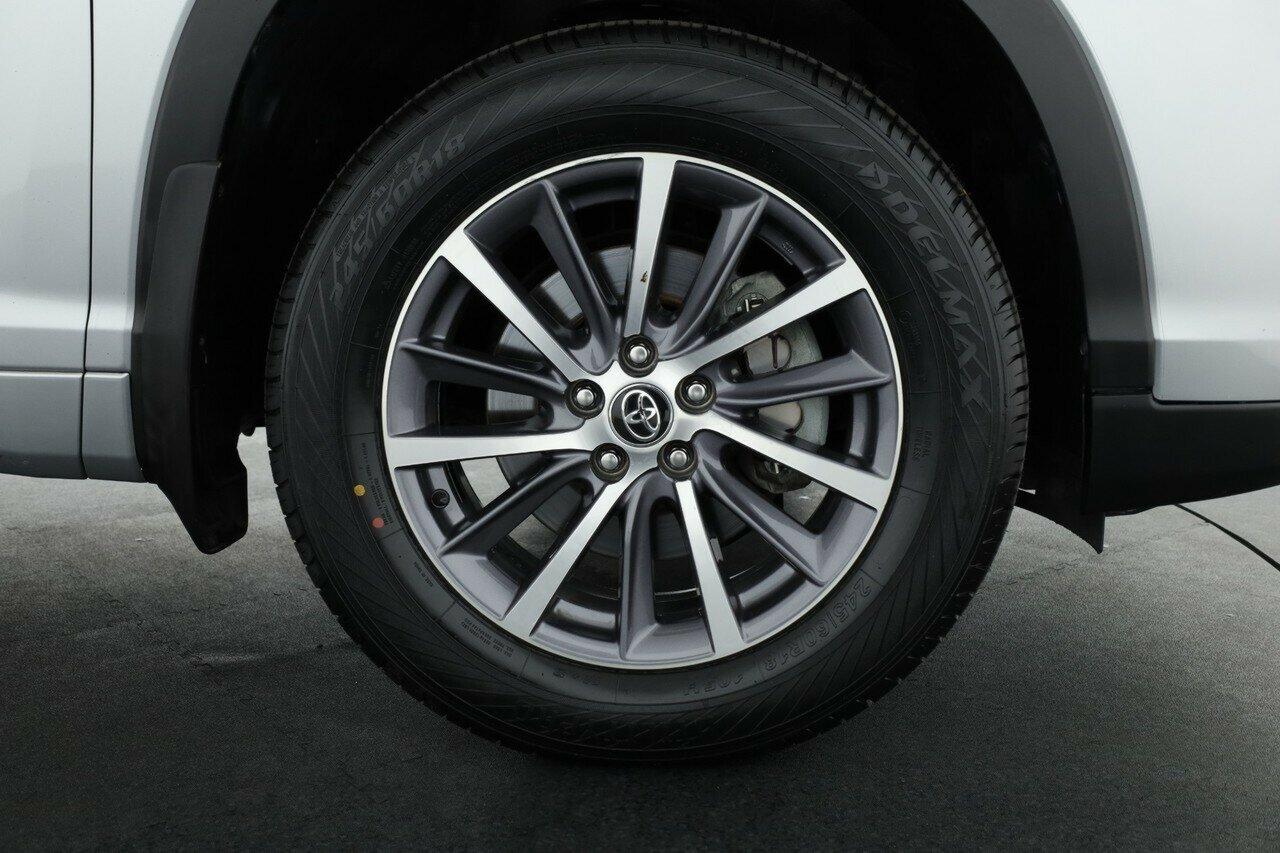 Toyota Kluger image 4