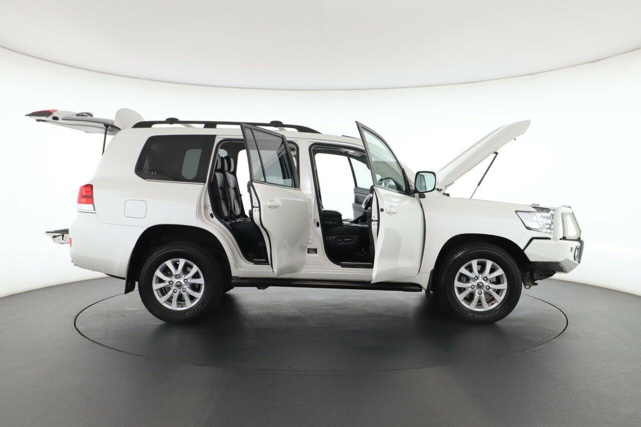 Toyota Landcruiser image 2