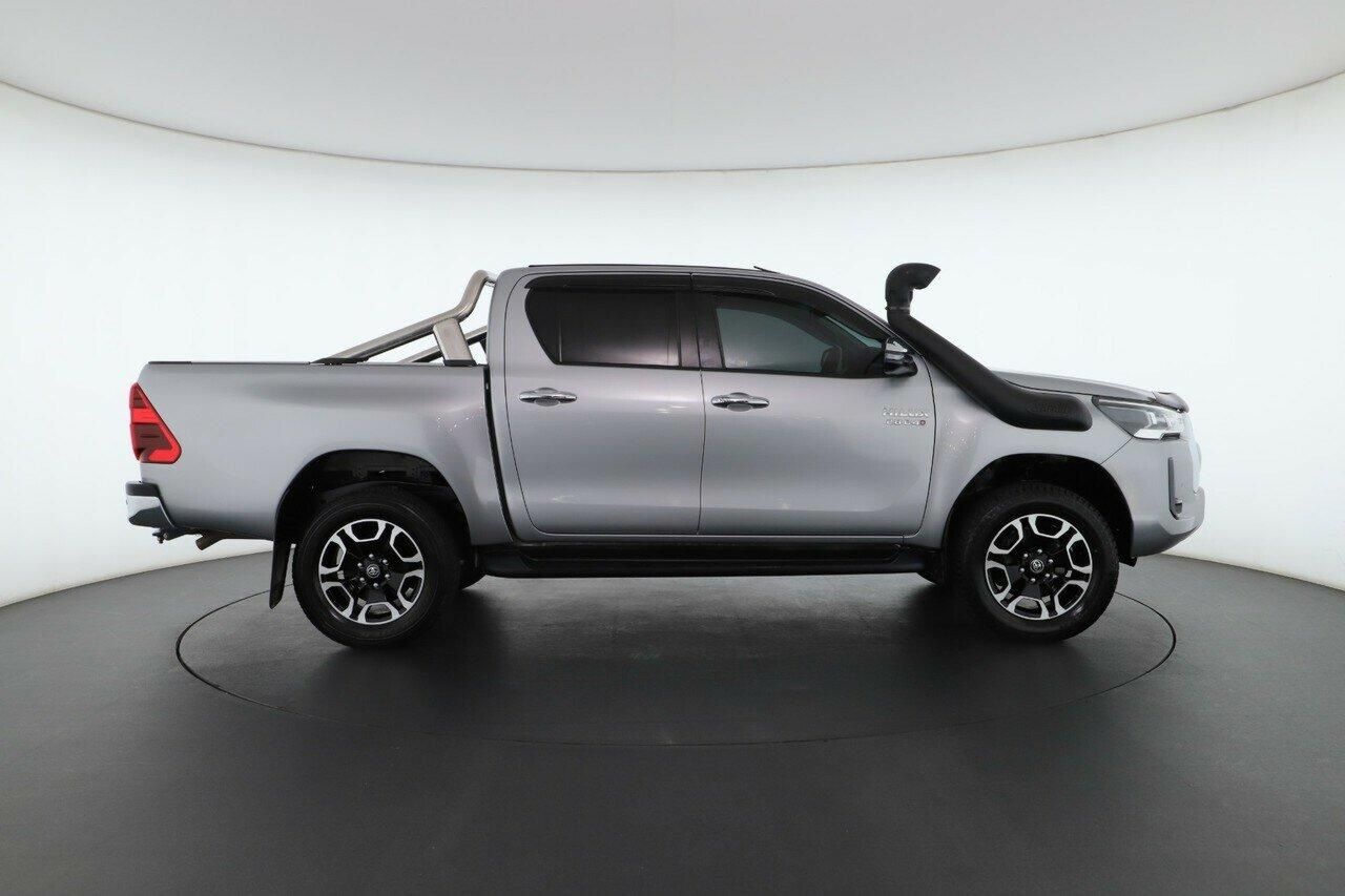 Toyota Hilux image 2