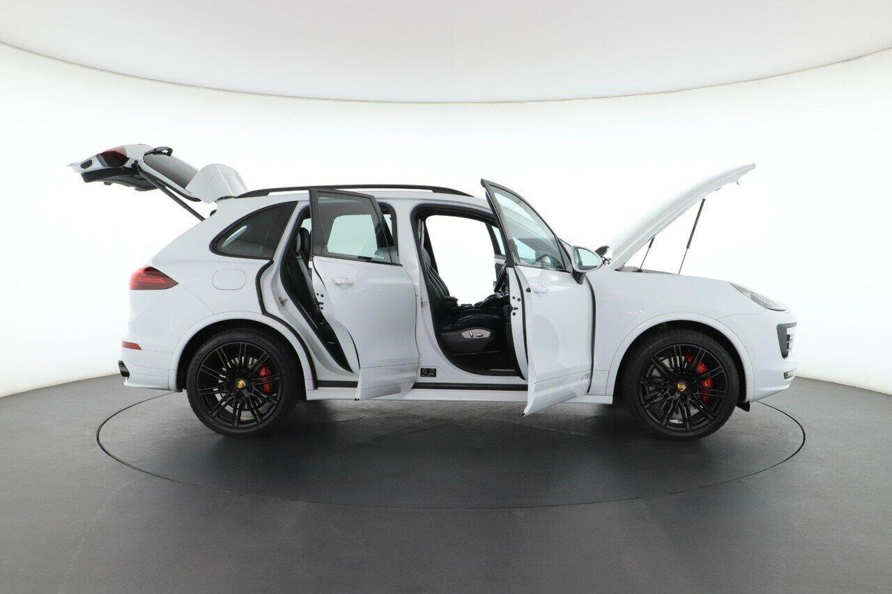 Porsche Cayenne image 2