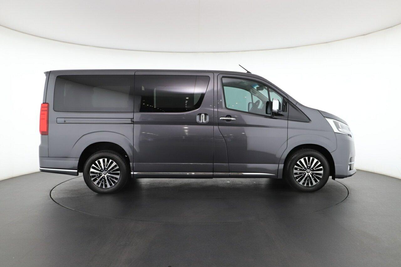 Toyota Granvia image 2