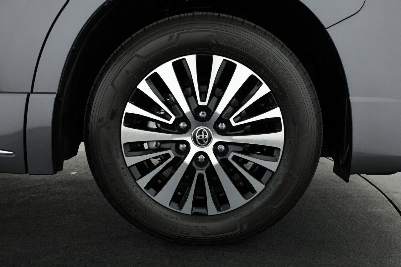 Toyota Granvia image 3