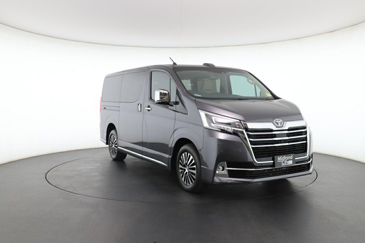 Toyota Granvia image 4