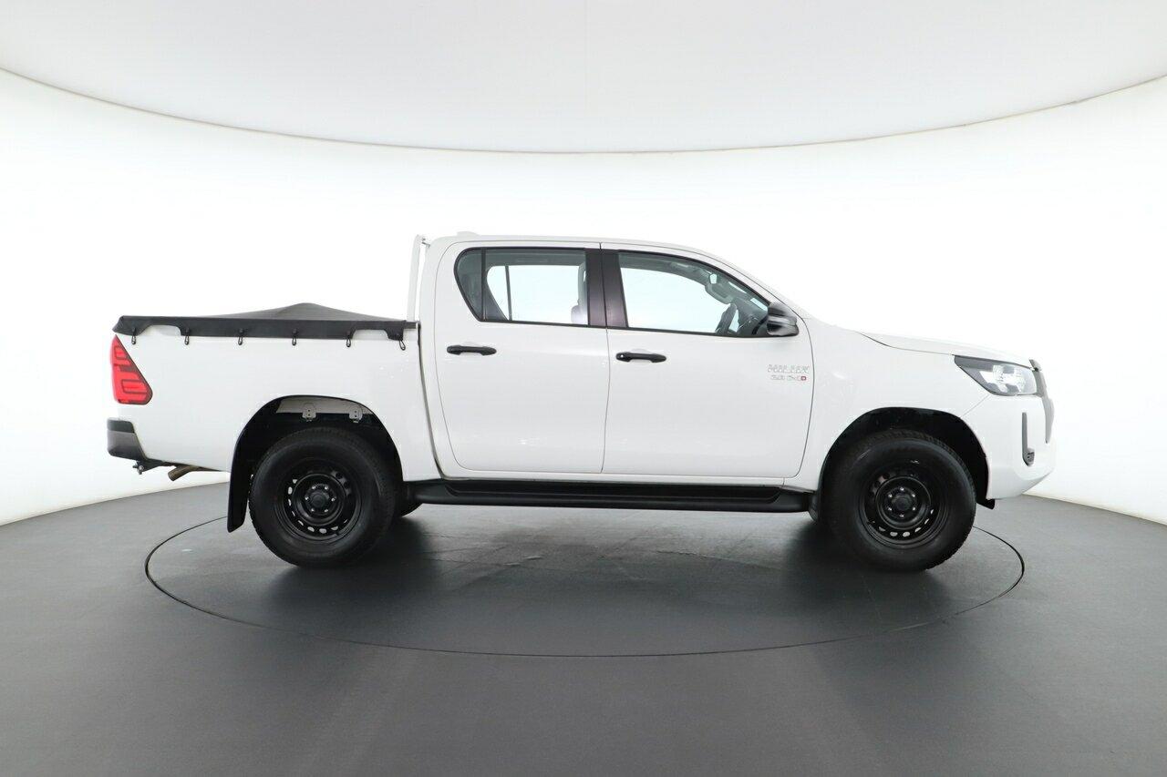 Toyota Hilux image 2