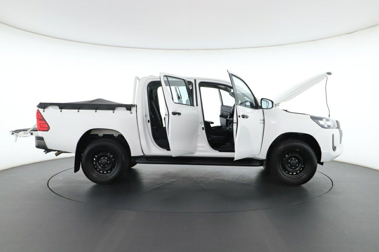 Toyota Hilux image 3