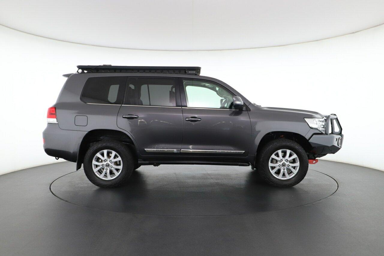 Toyota Landcruiser image 2