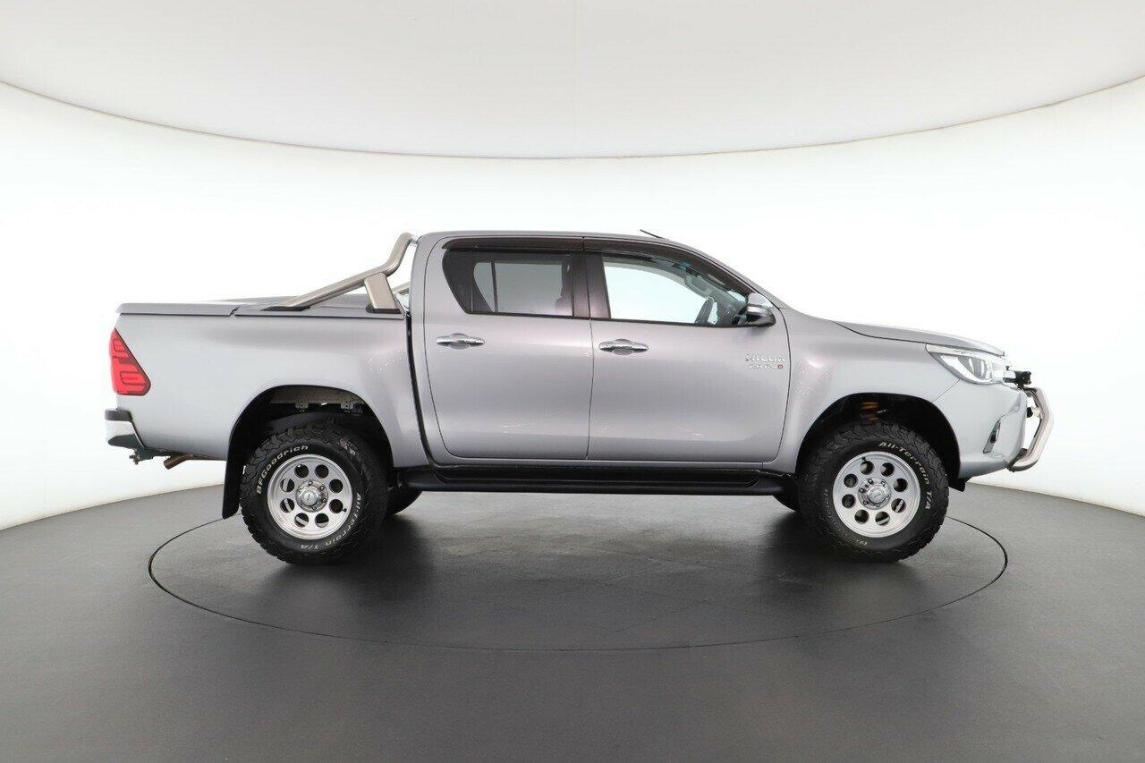 Toyota Hilux image 2