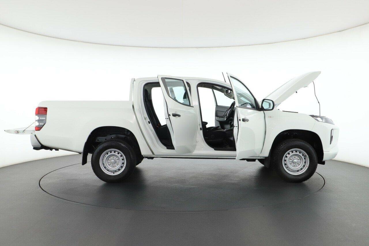 Mitsubishi Triton image 2