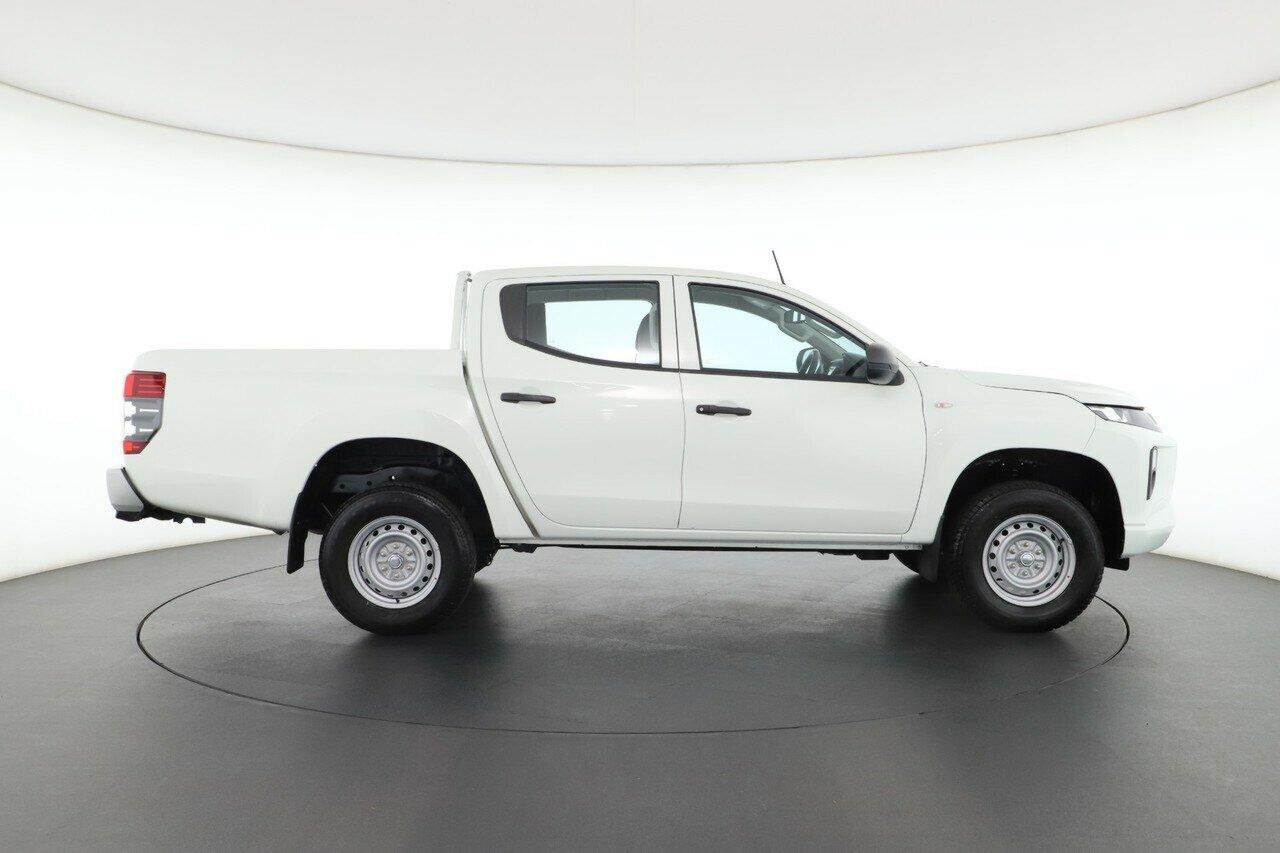 Mitsubishi Triton image 3