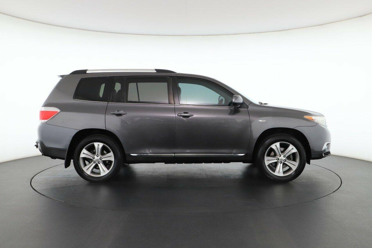 Toyota Kluger image 2