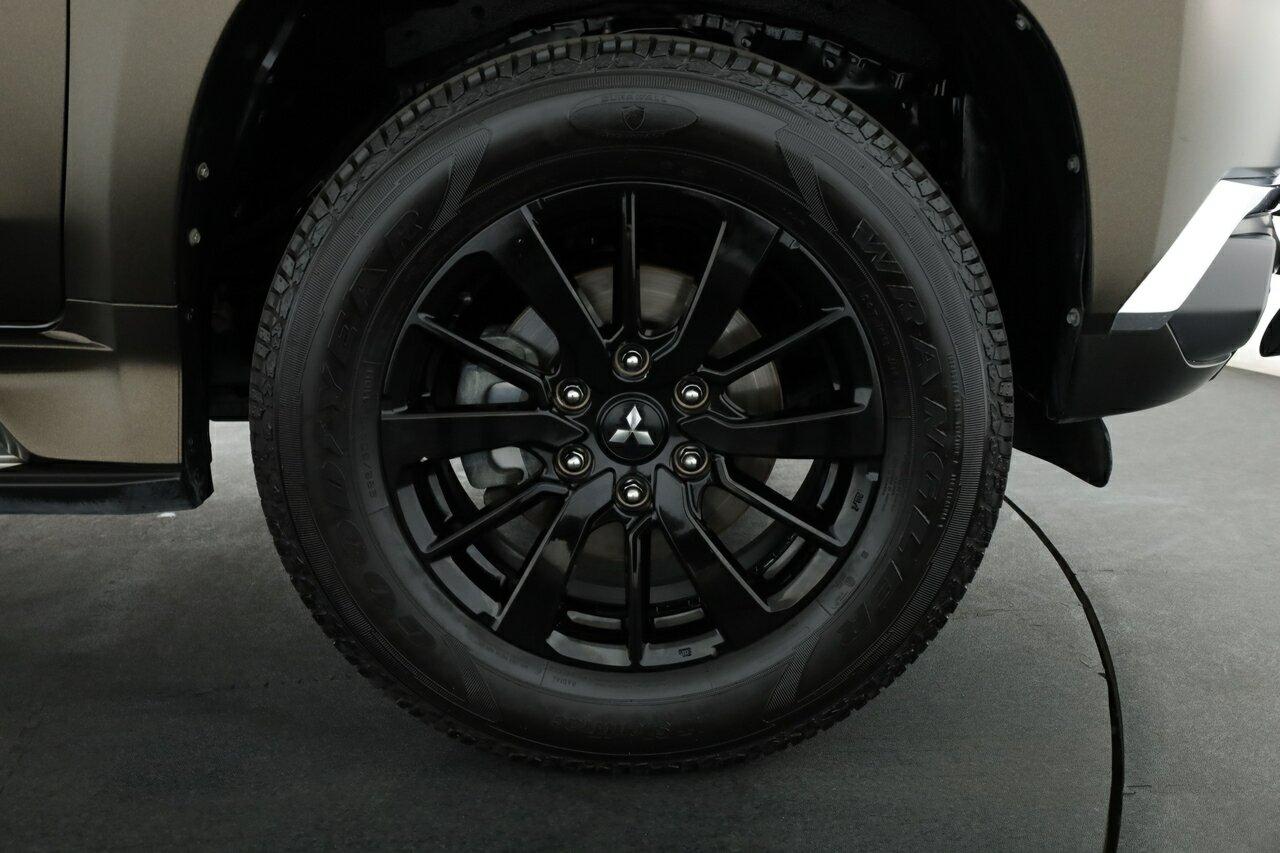 Mitsubishi Pajero Sport image 3