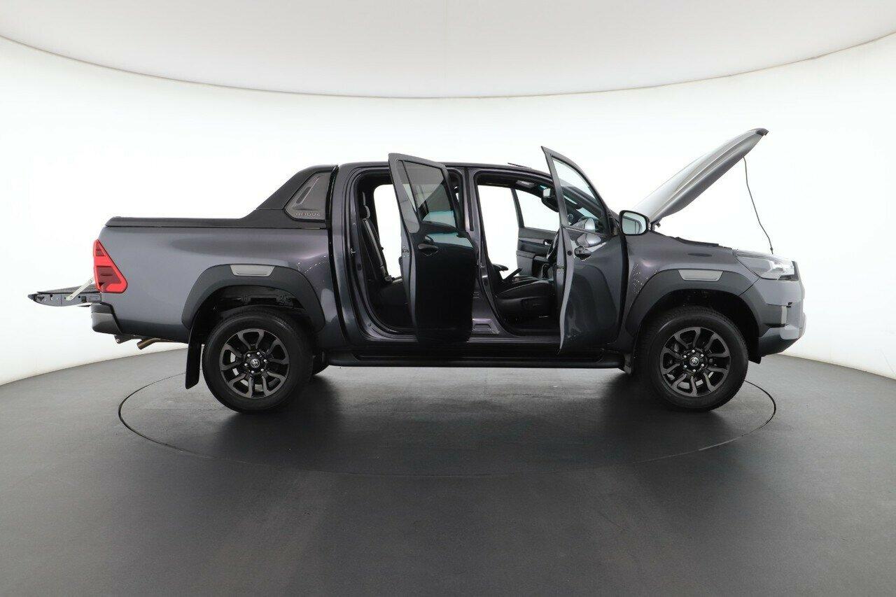 Toyota Hilux image 2