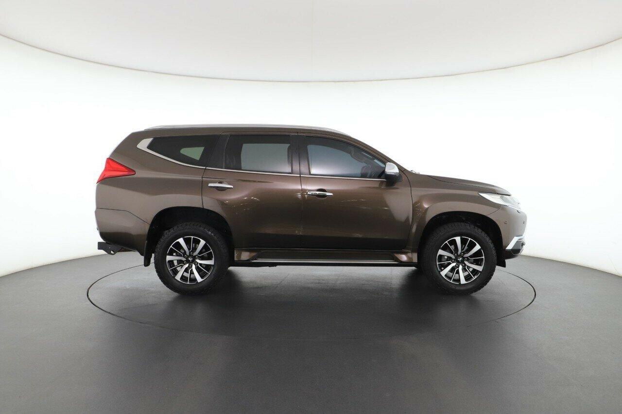 Mitsubishi Pajero Sport image 2